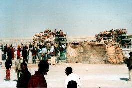 LKW-Abfahrtsstelle in Dirkou