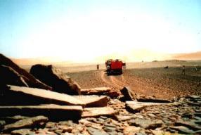 Felsen, Steine und Sand wechseln sich ab
