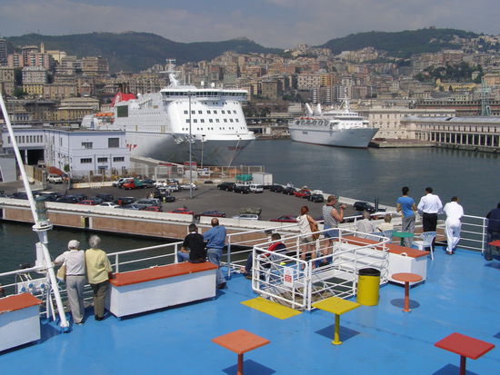Hafenausfahrt in Genua