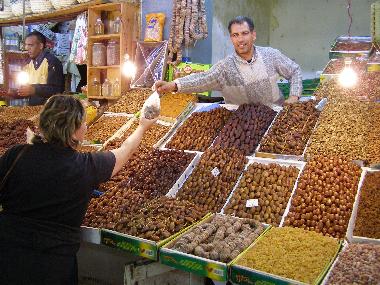 Meknes: Dattelkauf im Souk