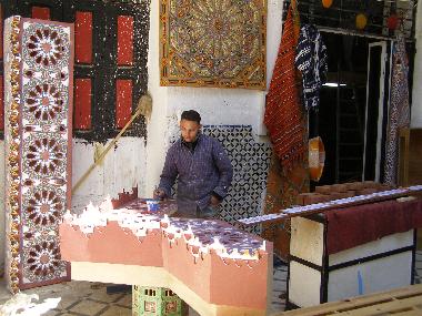 Meknes: ein Fliesenmosaik wird erstellt