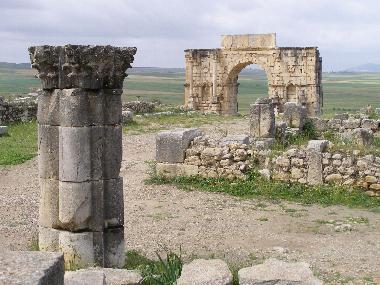 Volubilis: Blick auf den Triumphbogen des Caracalla