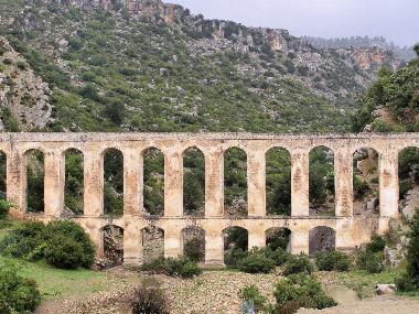 Moulay Idris: Römisches Aquädukt am Ortsende