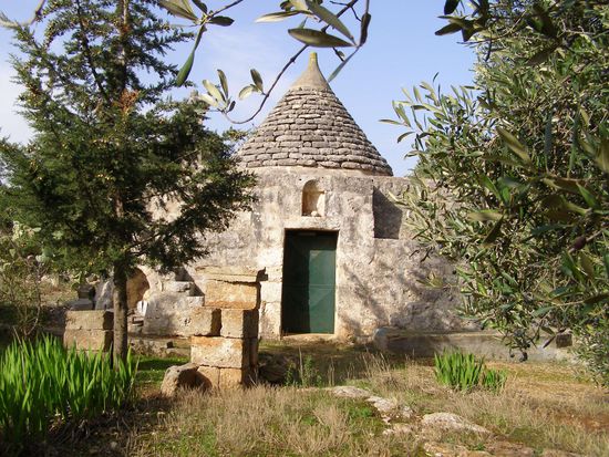 Trullo im Olivenhain