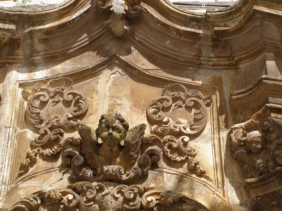 Detail aus einem Eingangsportal in der Altstadt von Ostuni