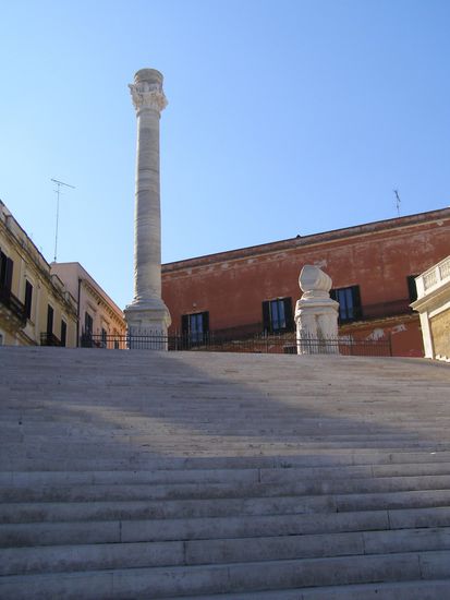 Ende der antiken Via Appia im Hafen von Brindisi