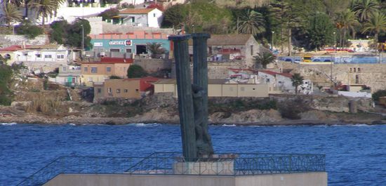 Die Säulen des Herkules in der Hafeneinfahrt nach Ceuta/Sebta