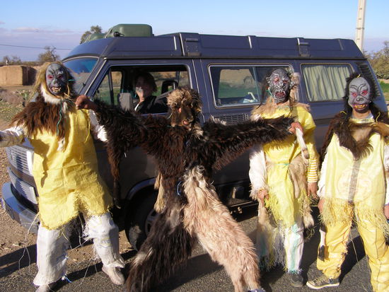 Bei Bou-Laouana: Jugendliche mit Masken