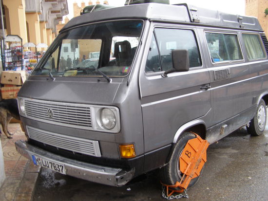 Rabat: VW-Bus mit Parkkralle