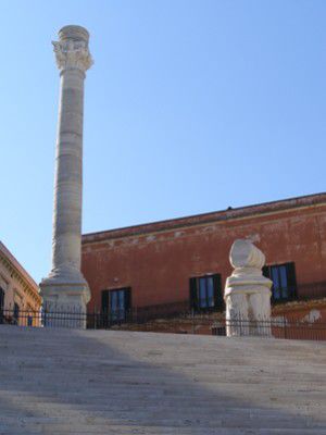 Ende der aus Rom kommenden Via Appia im Hafen von Brindisi