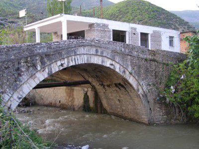 Alte osmanische Brücke und das Restaurant "Egnatia" am Ortsende von Labinot