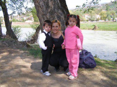 Albanerin mit ihren Kindern am Ufer des Shkumbin