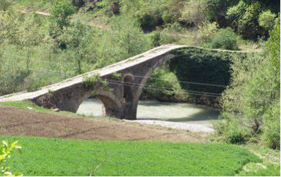 Flußlandschaft bei Qukës mit osmanischer Brücke