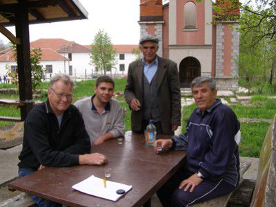 In Oktisi: Angelko, sein Vater und der Küster