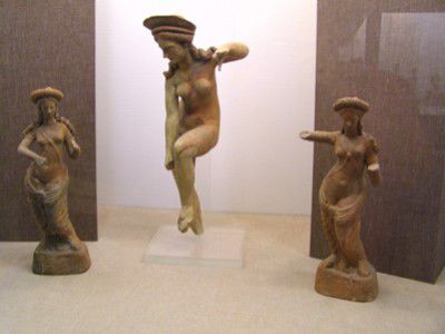 Terracottastatuen im Archäologischen Museum von Pella