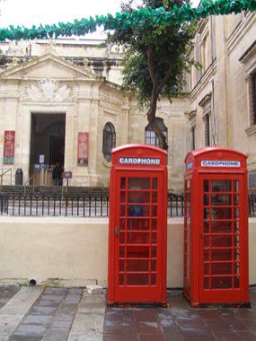 Valletta: Telefonzellen vor der St.-John's-Co-Cathedral