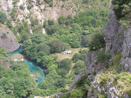 Vikos-Schlucht mit Kirche des Theotokos Koimesis