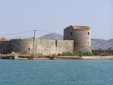 Am Kanal von Butrint: Dreiecksburg