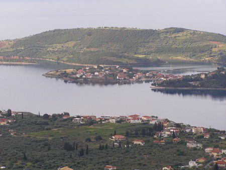 Blick auf die Insel Trionia im Golf von Patras
