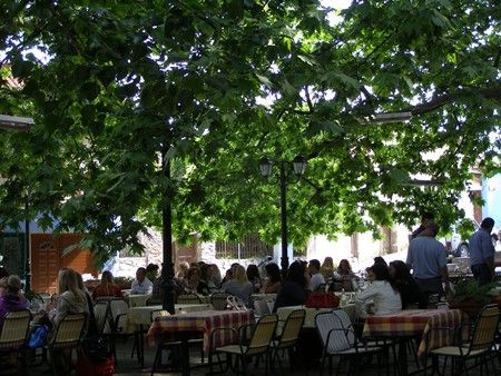 Ambelakia: Dorfplatz mit Kafenion