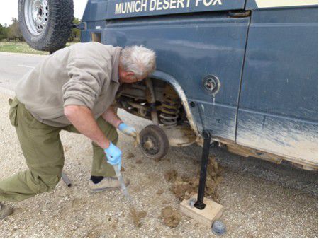 Verschlammtes Auto im Forêt de Kesra