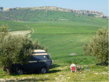 Lagerplatz mit Blick auf Dougga