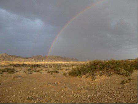 Bei Metlaoui: Regenbogen in der Wüste