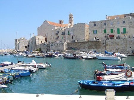 Giovinazzo: Hafen mit Blick auf Dom