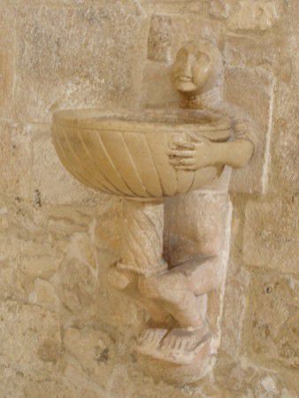 Molfetta: Kathedrale - Weihwasserbecken