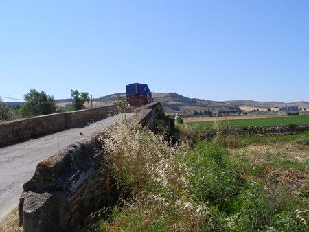 Bei Ascoli Satriano: Römerbrücke (1. Jh.) - Fernlastverkehr