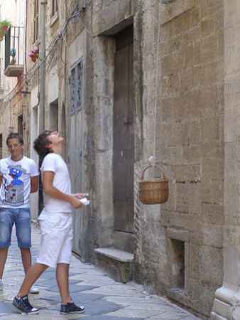 Bisceglie: Altsadt - Warenlieferung