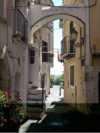 Maranola: Altstadtgasse