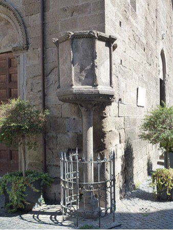 Viterbo: Kirche Santa Maria Nuova - Außenkanzel