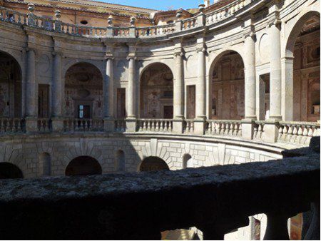 Caprarola: Palazzo Farnese - Innenhof mit Loggienrundgang