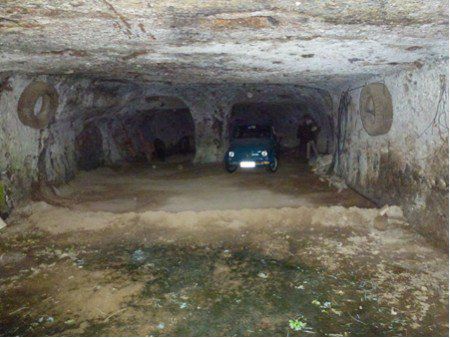 Calcata: Autoabstellplatz Etruskergrab