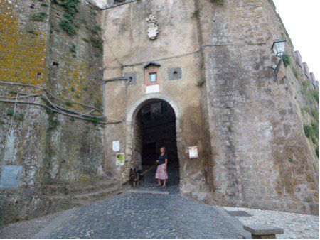 Calcata: Stadtportal