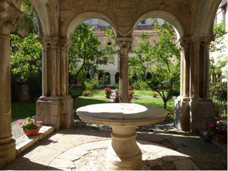 Abtei Fossanova: Kreuzgang mit Brunnenloggia