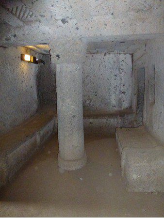 Cerveteri: Grabkammer mit Säule in der etruskische Nekropole La Banditaccia