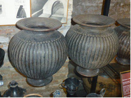 Cerveteri: Etruskisches Museum - Bucchero-Vasen (Mitte 7. Jh. v. Chr.)