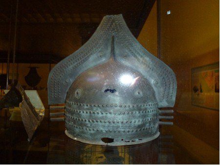 Tarquinia: Archäologisches Museum - etruskischer Bronzehelm
