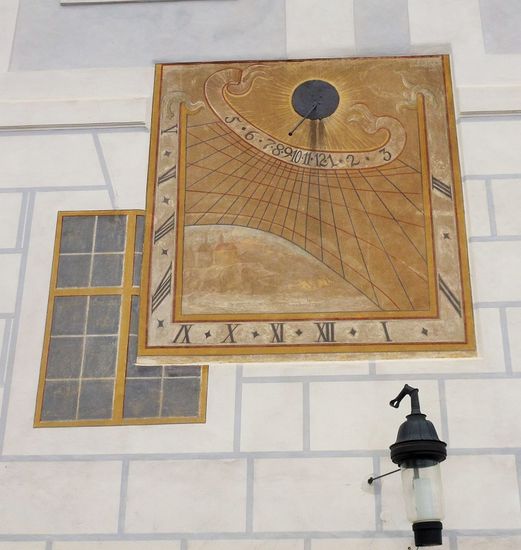 Ceský Krumlov: Sonnenuhr im oberen Schlosshof