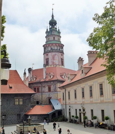 Ceský Krumlov: Schlosshof mit Blick auf Schlossturm