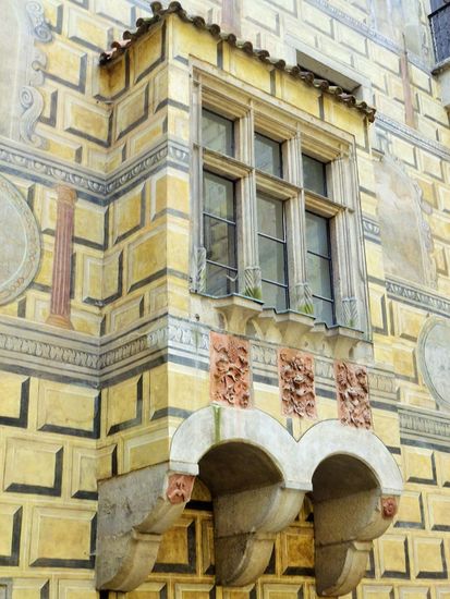 Ceský Krumlov: Erkerfenster im Schlosshof
