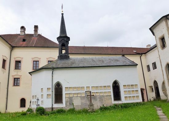 Vissy Brod: Klosterhof mit Kapelle