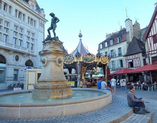 Dijon - Brunnen und Karussell in der Altstadt