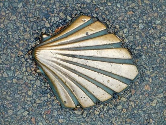 Die Muschel führt durch Vézelay