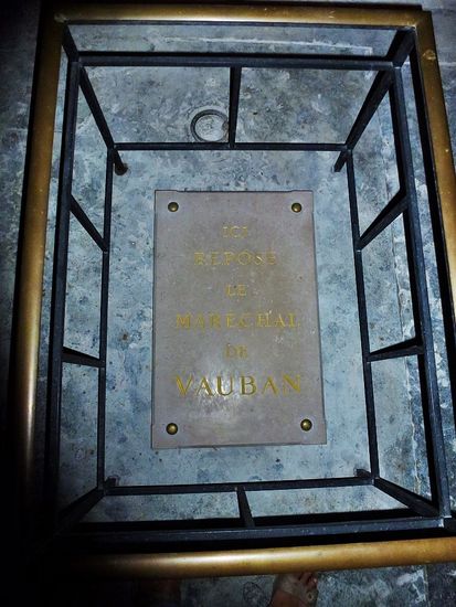 Bazoches - Kirche mit Grabplatte von Marschall von Vauban