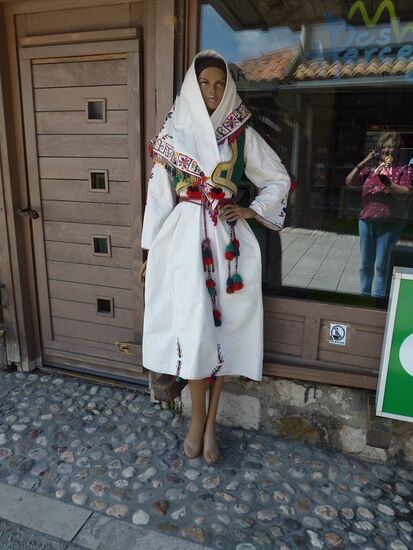 Sarajevo - Basarviertel: Schaufensterpuppe in Tracht