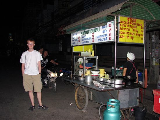 der Tom vorm Mc Strassenstand auf seinen Burger wartend