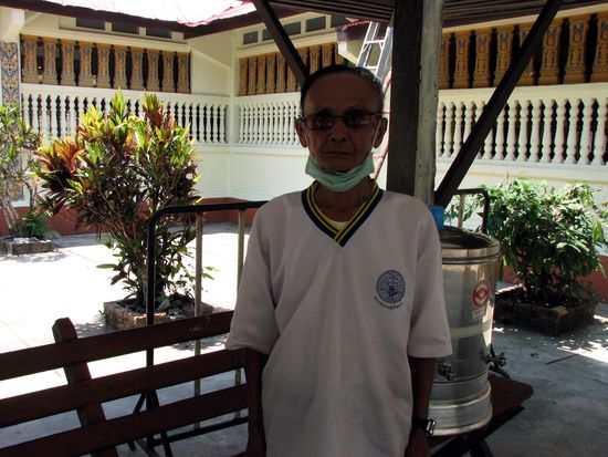 der voll-krass-coole Bewaechter unseres Gepaecks
(er musste sich fuer das Photo auch unbedingt die stylische Sonnenbrille aufsetzen)